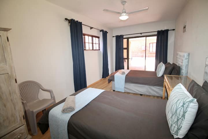 Shelly De La Mer 5, tento krásny duplex so štyrmi spálňami sa nachádza v komplexe priamo pri pláži Shelly. Štvrtá spálňa je dole a má dve samostatné lôžka a bavlnenú posteľnú bielizeň pre vaše pohodlie.