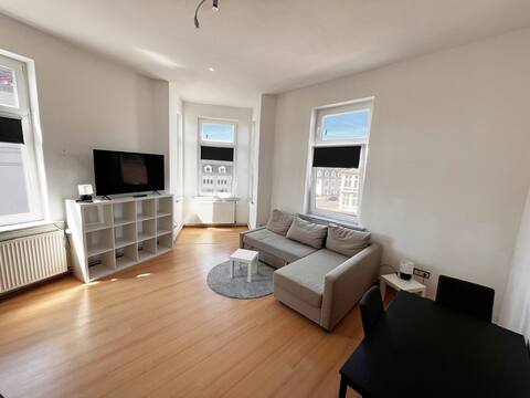 CE08 Work & Stay with TV & WiFi-Entertainment