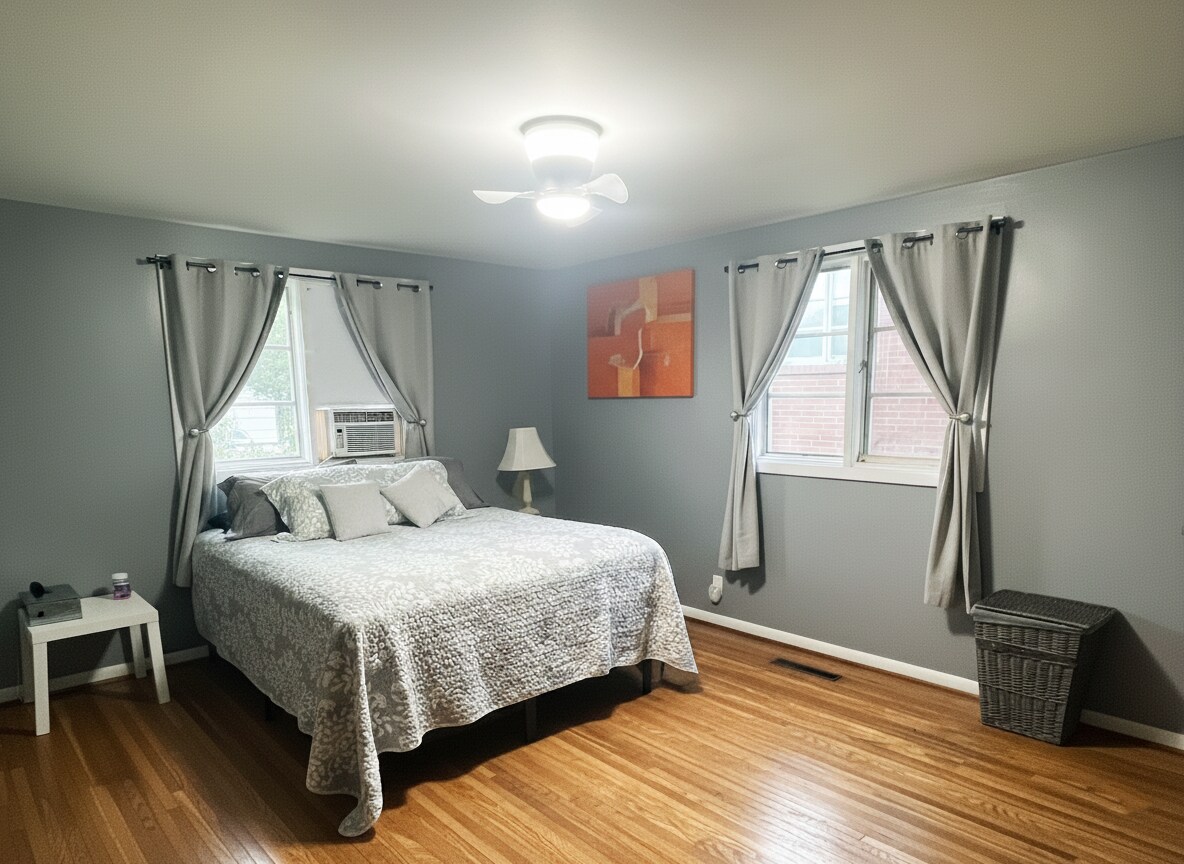 U drugoj spavaćoj sobi nalazi se bračni krevet, veliki ormar s dodatnim namještajem te igračke i igre za djecu. 