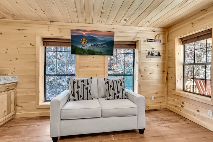 Renovated Barn With Creek, Waterfall & Mini Golf - Tennessee
