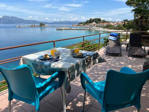Villa Montana - Seafront Haven