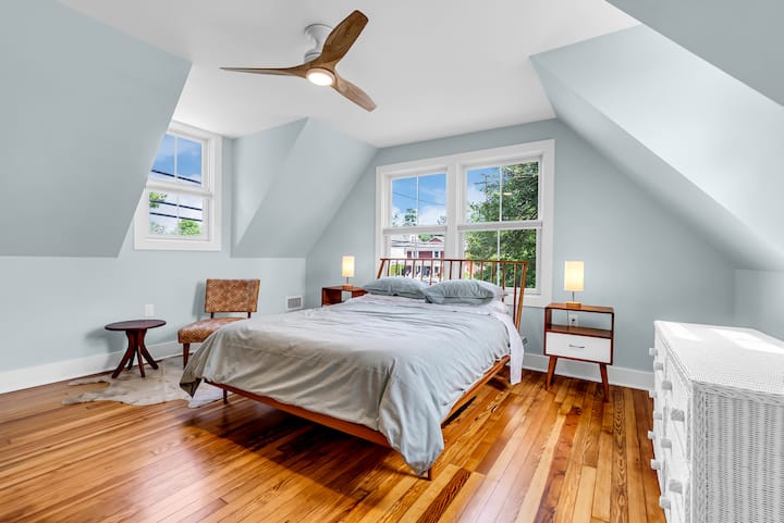 Relaksohu në stil në këtë primar të ajrosur. Drita natyrale freskon hapësirën dhe nxjerr në pah dyshemenë origjinale të vilës. 