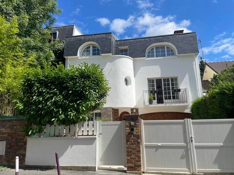 Beautiful home, 15mn from Paris, 2 free parking lots