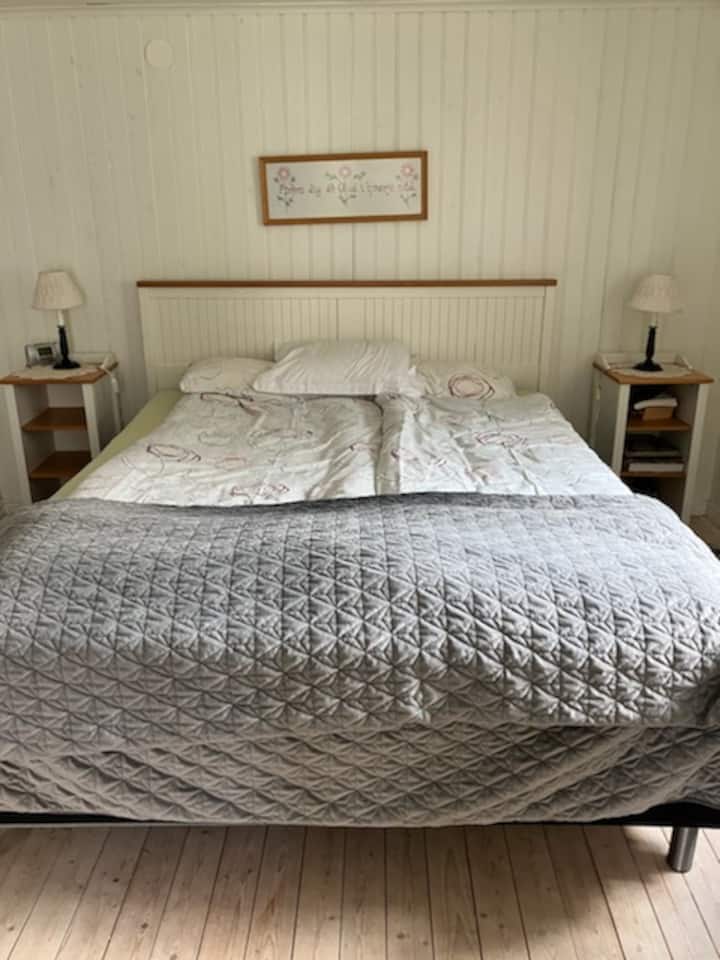 Cama doble en el piso inferior.