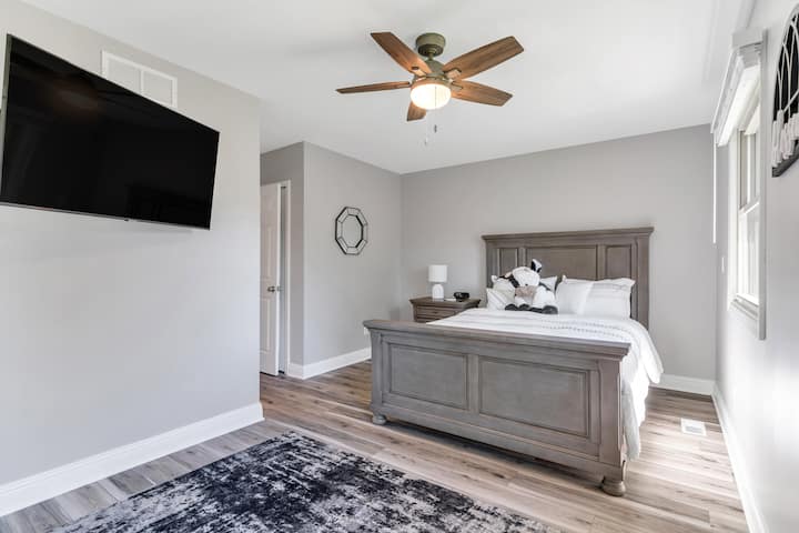 The 2nd bedroom has a cozy queen size bed and a private on suite bathroom.  This bedroom also features a his/hers closet so you will have plenty of space for all your belongings.