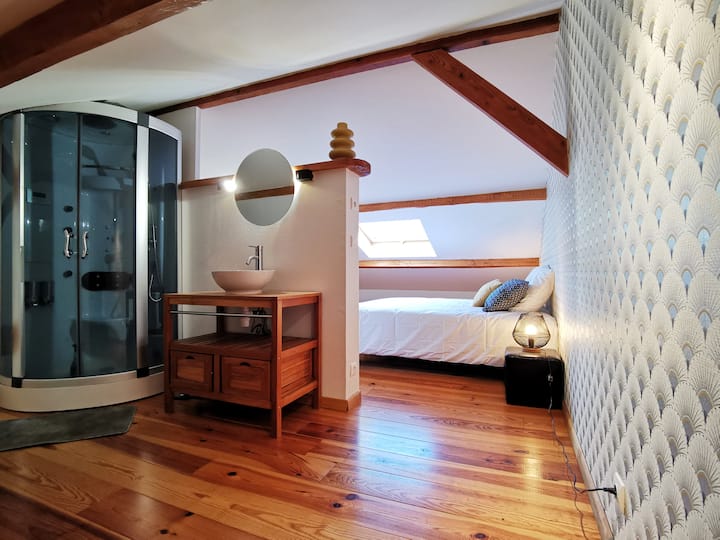 1. kat: 1. spavaća soba sa spojenom kupaonicom i WC-om.
Da biste ušli u prostoriju, morate prijeći preko grede.