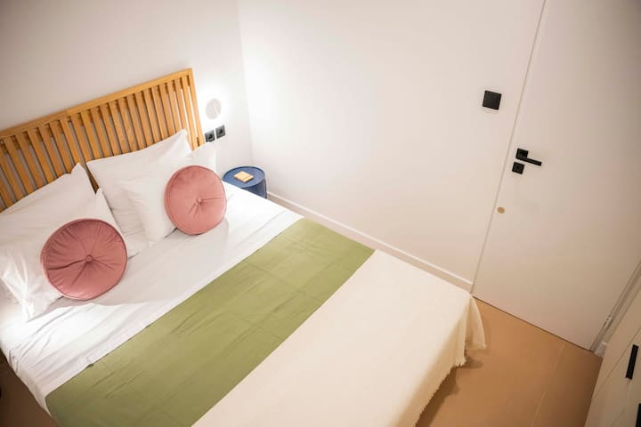 Një dhomë gjumi me shtroja të rehatshme (një krevat dopio "queen "-W160 x L200cm, me një dyshek prej lateksi natyral hipoalergjik 20 cm) dhe nuanca që errësojnë dhomën.