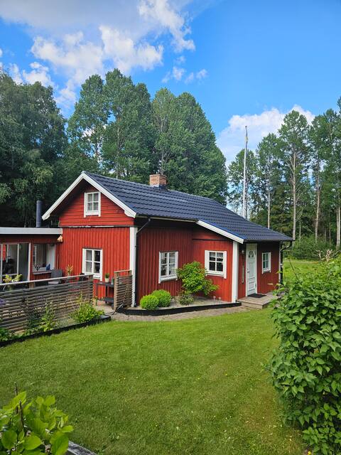 Beachfront house by Lake Vänern with all the comforts.
