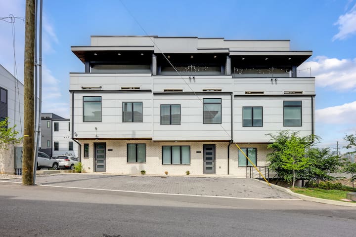 Two Townhomes | Enjoy the Hot tub and City Views!