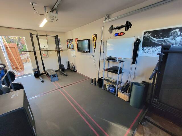 San Diego Oasis w/Hot Tub, Gym, Outdoor Movies! gallery image 5