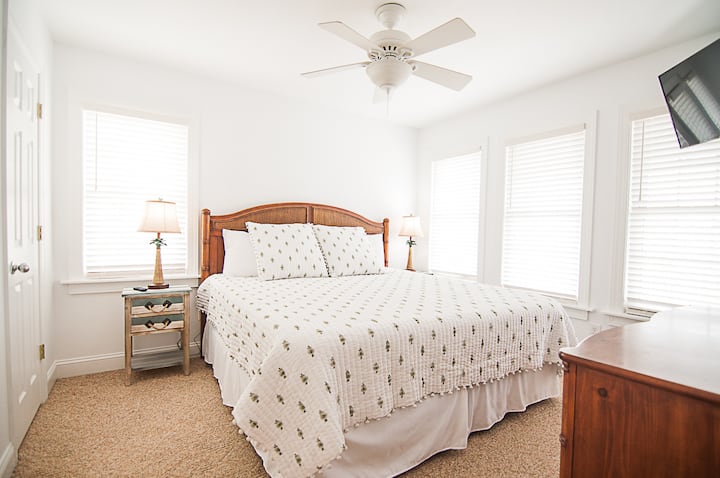 Táto tretia izba s manželskou posteľou King má spoločnú kúpeľňu Jack-n-Jill s poschodovou izbou.