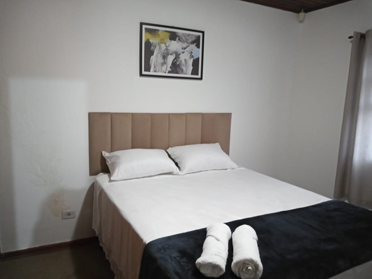 dvokrevetna soba, bračni krevet (širine 150-179 cm), s ugradbenim ormarom, TV kutijom, internetom , bežičnim internetom. 