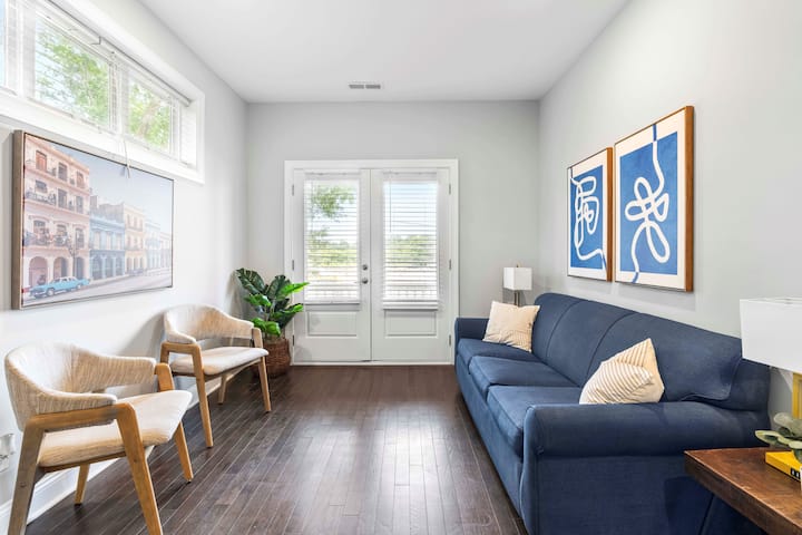 El salón de arriba ofrece un santuario tranquilo, perfecto para acurrucarse con un buen libro o saborear tu música favorita. Su ambiente sereno crea un refugio cómodo, lo que te permite relajarte y recargar energías en un entorno relajante