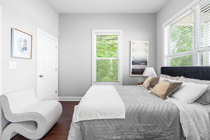 Disfruta de la máxima comodidad con nuestra cama tamaño queen, con un colchón cómodo que promete una noche de sueño reparador. Además, encontrarás una mesita de noche cubierta con una conveniente lámpara de mesa para mayor comodidad y conveniencia.
