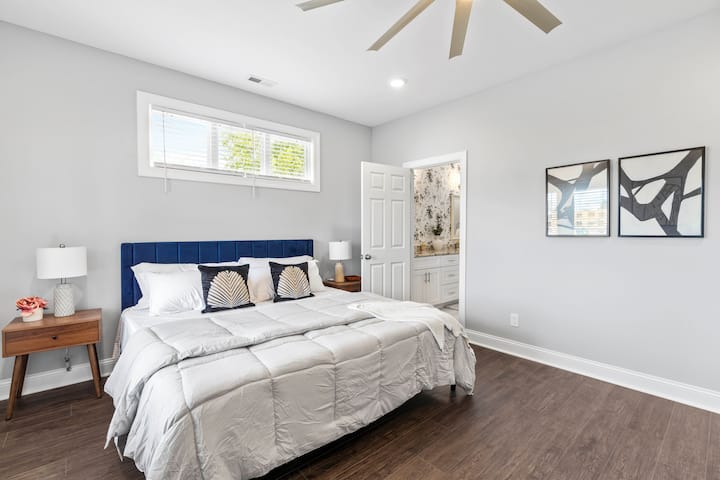 Disfruta de la máxima comodidad y tranquilidad en nuestro dormitorio de diseño elegante. Disfruta de una noche de sueño reparador en una cama tamaño king adornada con sábanas de primera calidad, lo que proporciona el lugar perfecto para relajarte.