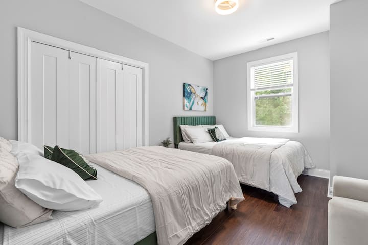 Este dormitorio cuenta con dos cómodas camas tamaño queen, un acogedor y acogedor sofá, y un elegante televisor inteligente de pantalla plana, que garantiza tanto la relajación como el entretenimiento.