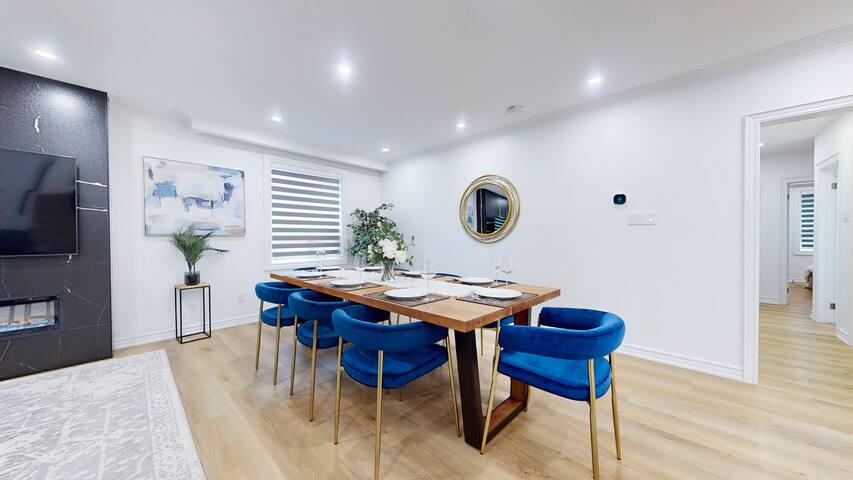 Luxury 7 Bedroom/3 Bath Home [No Cleaning Fee] gallery image 2