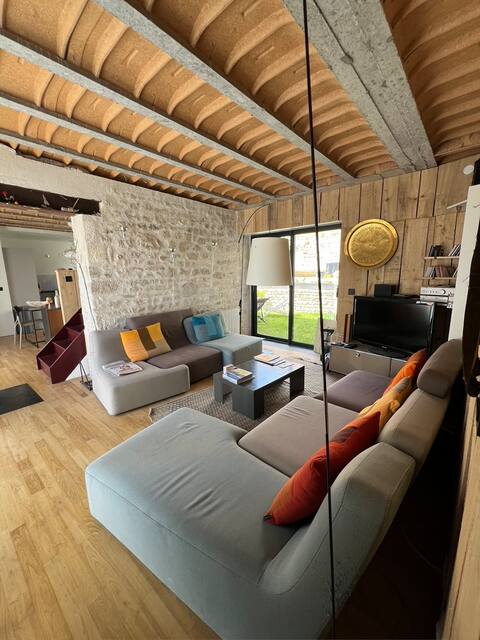 Renovated wine cellar • Charming & wood • Close to the sea