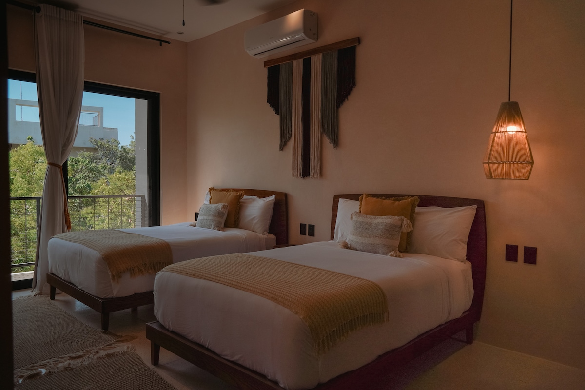 Tercer dormitorio, perfecto para familias, configuración ideal para niños o amigos que viajan juntos.
Baño privado de lujo: baño privado adjunto a la suite principal para mayor comodidad.
