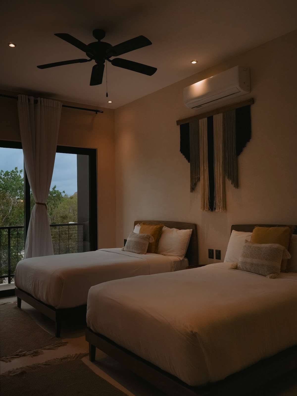 Tercer dormitorio, perfecto para familias, configuración ideal para niños o amigos que viajan juntos.
Baño privado de lujo: baño privado adjunto a la suite principal para mayor comodidad.