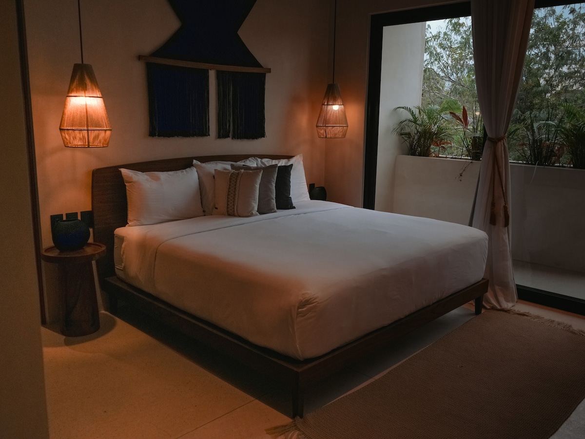 Retiro en el segundo dormitorio: espacio tranquilo para la privacidad y la relajación.
Baño privado de lujo: baño privado adjunto a la suite principal para mayor comodidad.