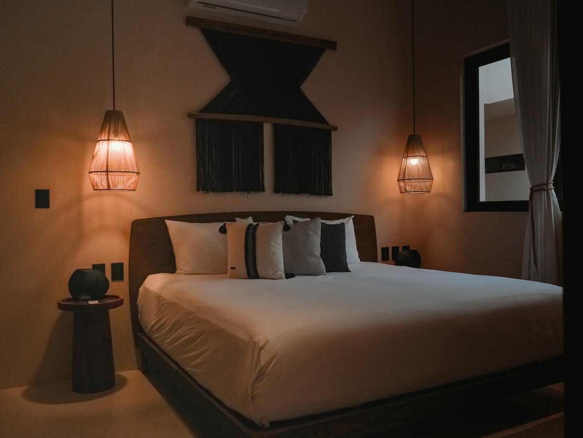 Retiro en el segundo dormitorio: espacio tranquilo para la privacidad y la relajación.
Baño privado de lujo: baño privado adjunto a la suite principal para mayor comodidad.