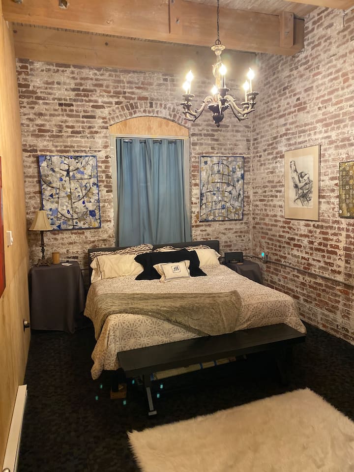 يتضمن مدفأة كهربائية