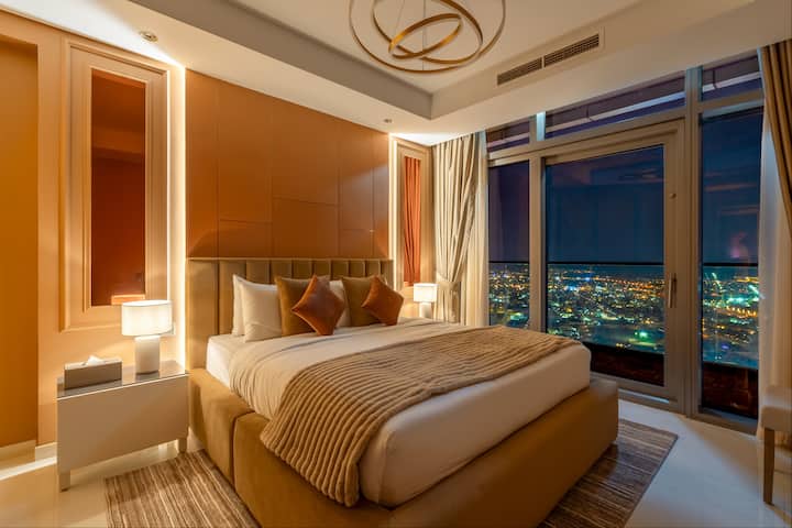 להירגע בחדר שינה 1, עם פאנלים אחוריים מוארים ב - LED, טלוויזיה חכמה בגודל 55אינץ 'עם נטפליקס, מצעים מפוארים ואחסון תכשיטים אלגנטי. כל פרט ופרט, החל מתאורה ועד גימורים יוקרתיים, יוצר מקום מפלט מרגיע ויוקרתי, מושלם לשהייה נינוחה ומפנקת.