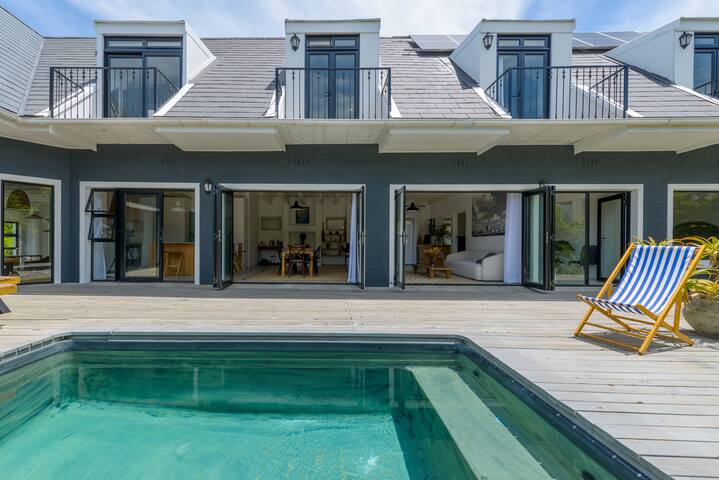 Stunning Ocean & Mountain Vistas in Hout Bay gallery image 2