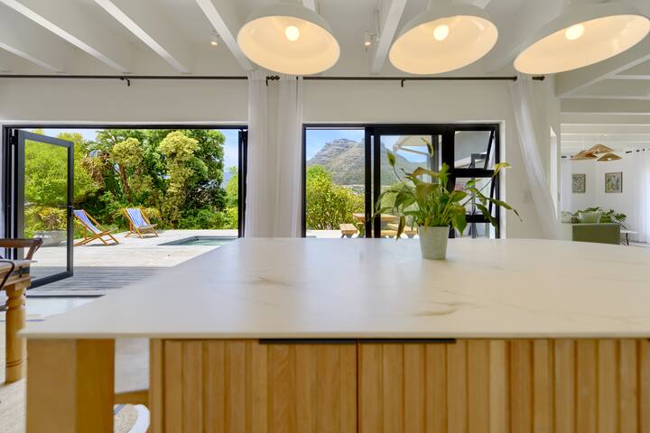 Stunning Ocean & Mountain Vistas in Hout Bay gallery image 5