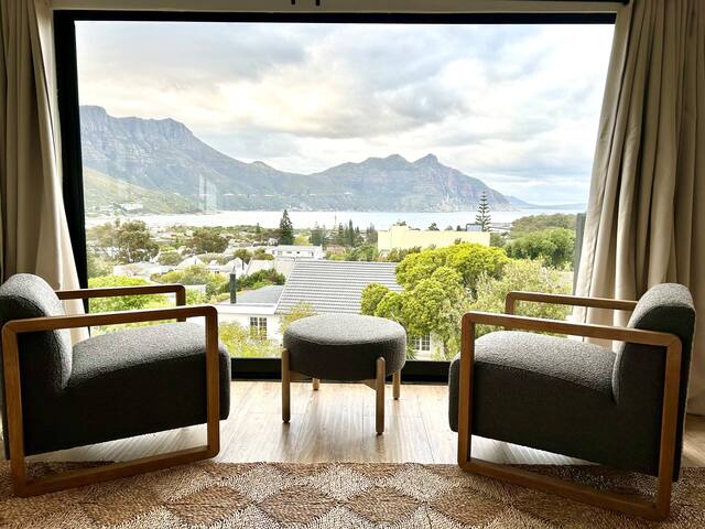 Stunning Ocean & Mountain Vistas in Hout Bay gallery image 3