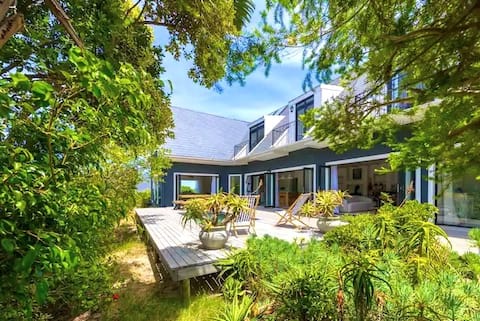 Stunning Ocean & Mountain Vistas in Hout Bay
