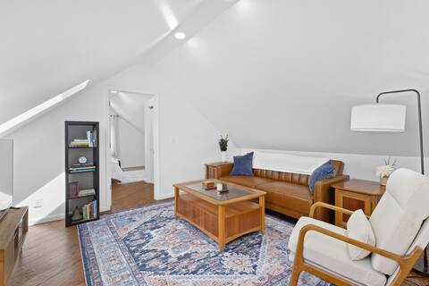 Top performing Airbnb: Spacious, Modern Gem in Melrose - Pet Friendly in Albany