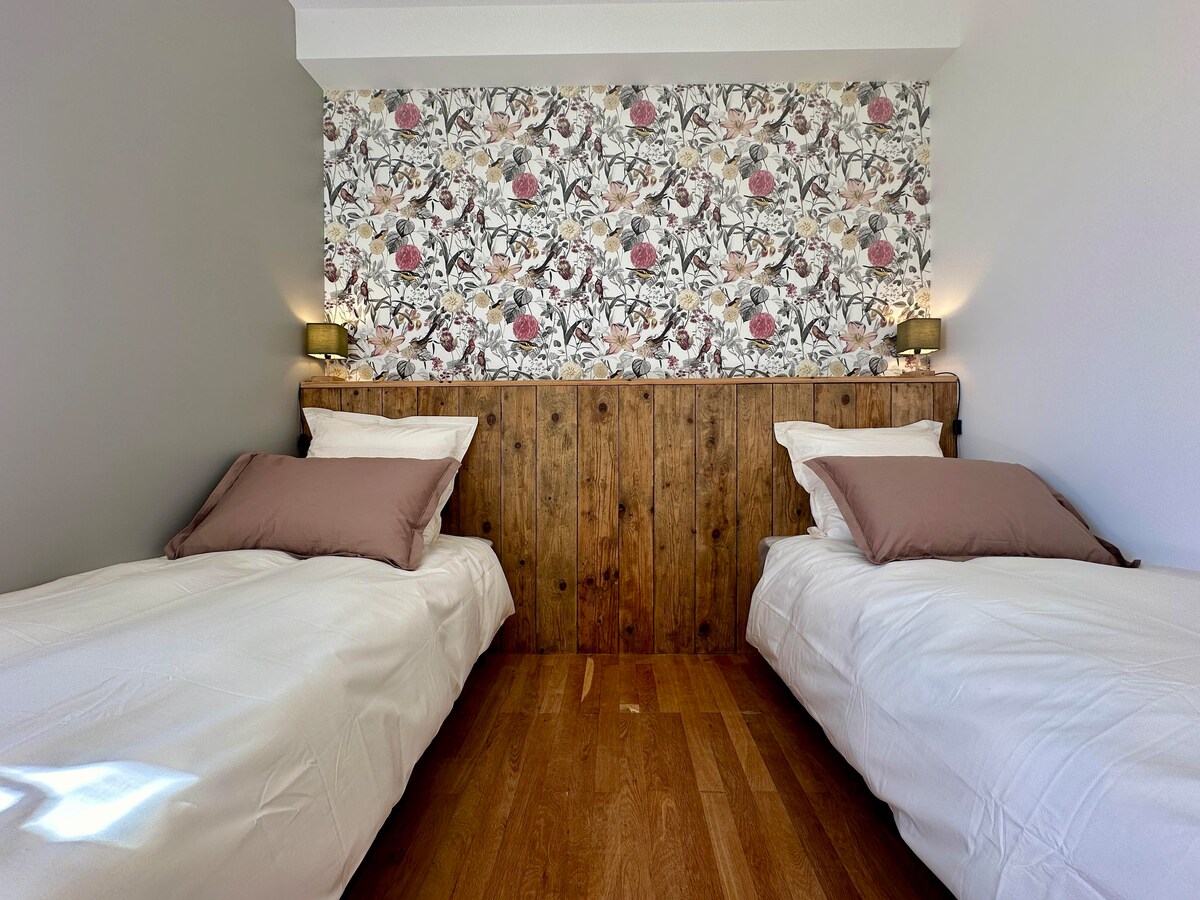 2 брачни кревета од 80 см, кои може да понудат брачен кревет (широк 150-179 см) 