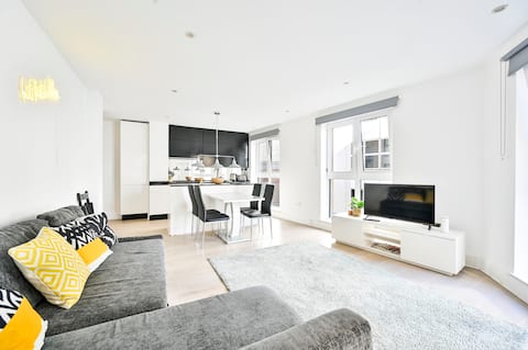 Tower of London · Spacious 2-Bed 2-Bath · The City