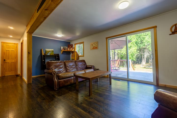 Court Side Escape - Private Wooded Lot - Tobermory