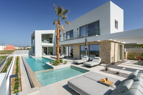 Beachfront Villa with Heated Pool,Hot Tub,Playroom