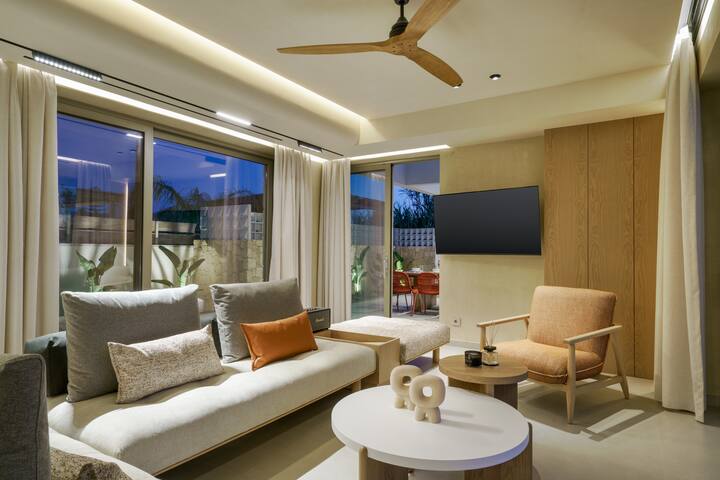 Beachfront Villa with Heated Pool,Hot Tub,Playroom gallery image 4