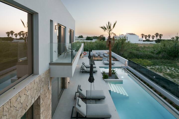 Beachfront Villa with Heated Pool,Hot Tub,Playroom gallery image 3