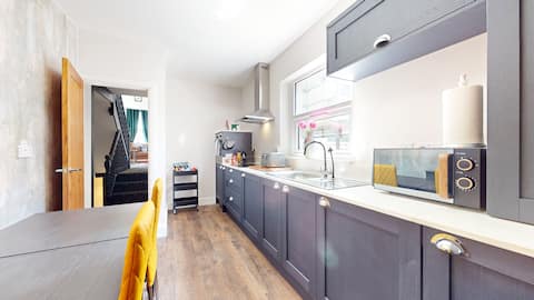 Top performing Airbnb: Centrally located with parking & close to Stadium in Butetown