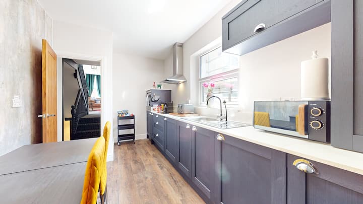 2 Flats, 12 Guests, Central Location With Parking - Cardiff