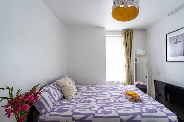 Кадифениот душек го обезбедува сето останато потребно по возбудливиот ден во истражување на Лондон.