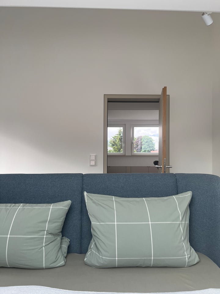 มองเห็นจากห้องนอนเข้าสู่ห้องนั่งเล่น