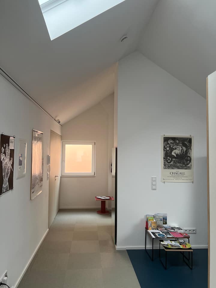 ทางซ้ายมือเป็นประตูทางเข้าและโถงทางเดิน 