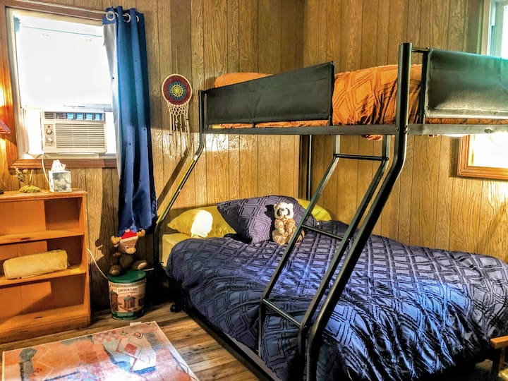 "غرفة الأطفال" مع سرير مزدوج فوق سرير كامل، بالإضافة إلى سرير قابل للسحب (غير مصور).