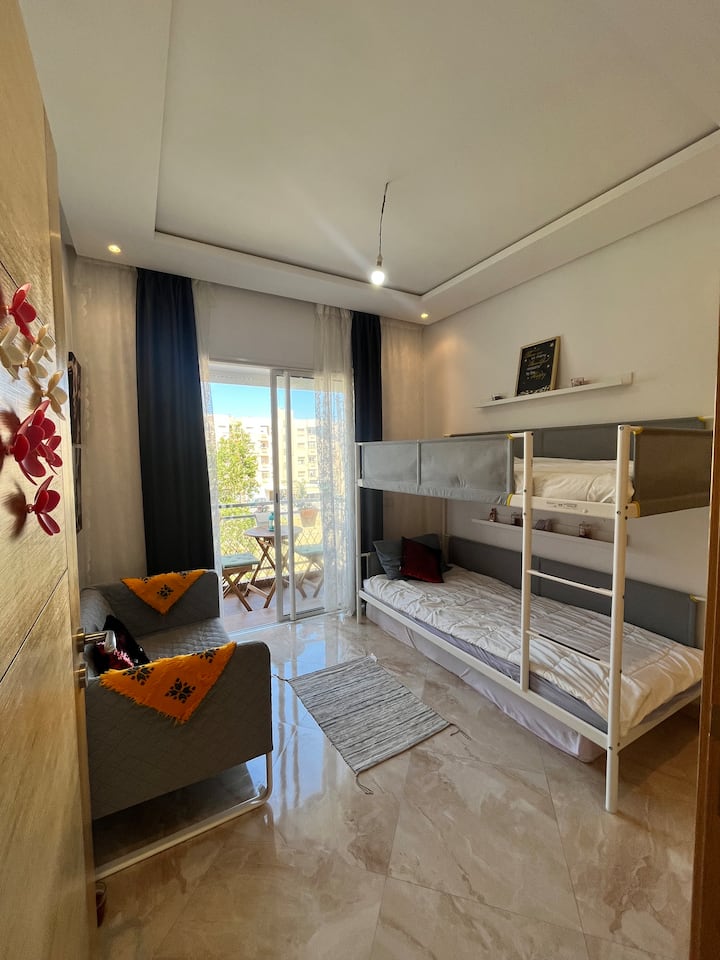 spavaća soba s 3 kreveta.