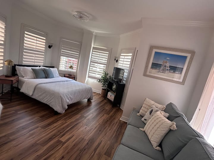 חדר שינה שני עם מיטת קווין סייז... וספה נפתחת בגודל קווין סייז.