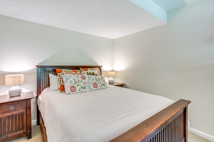 Მშვიდი, ცალკე საძინებელი ქვედა სართულზე დასაჯდომი ადგილით და მიმაგრებული დენით, ასევე, აბაზანა-ტუალეტით.