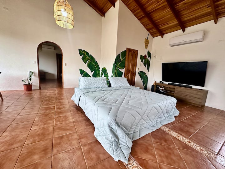 เชื่อมต่อโซฟาเพื่อสร้างเตียงขนาดคิงไซส์ไวโอมิง ดูผ้าห่มเพิ่มเติมได้ในตู้เสื้อผ้า 