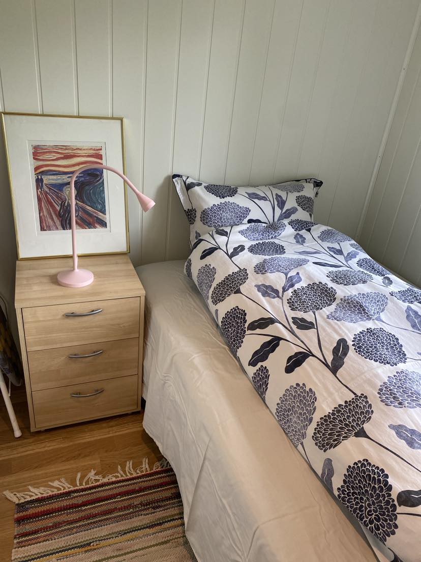 המיטה היא 120 x 200 ס"מ.